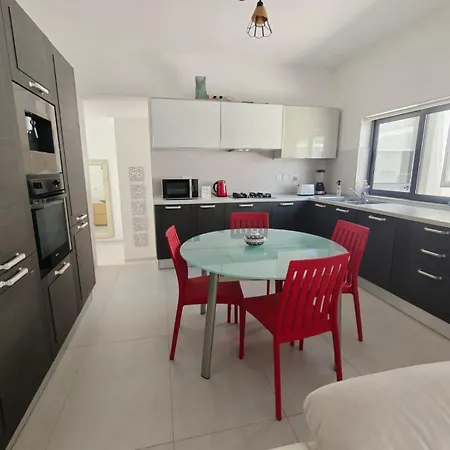 Проживание в семье Cozy Double With Private Bath Пемброк